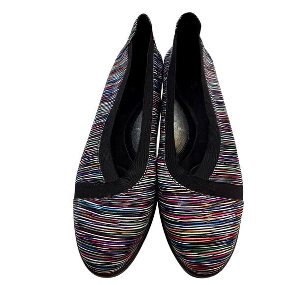 NWT Women's 8.5 Flat Shoe Black Stripes Closed Toe New With Out Box - Picture 1 of 7